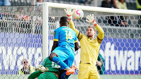 Braunschweigs Anthony Ujah (l) erzielt per Kopfball gegen Sandhausens Torwart Nikolai Rehnen das Tor zur 1:0-Führung.