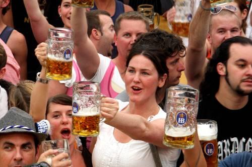 Hoch die Krüge: 3,3 Millionen Liter Bier tranken die Festbesucher in der ersten Woche.