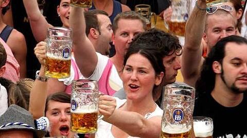 Hoch die Krüge: 3,3 Millionen Liter Bier tranken die Festbesucher in der ersten Woche.