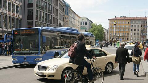 Hier wird&rsquo;s immer wieder brenzlig: Radfahrer, Fußgänger, Taxler, Rikschas und Busse treffen am Marienplatz auf engem Raum aufeinander.