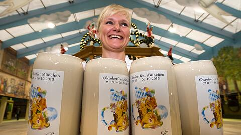 Im fast fertigen Hackerzelt: Wiesnbedienung Kathi mit dem neuen Oktoberfestkrug der Stadt.