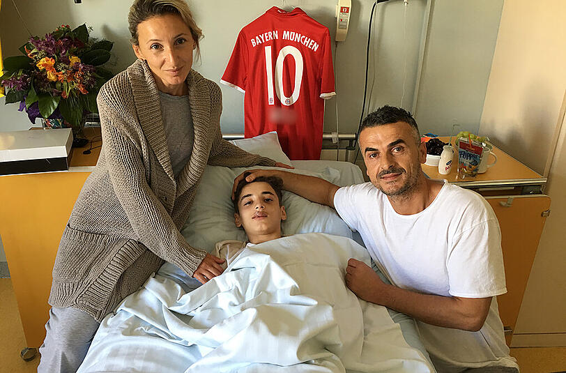 Dieses Bild zeigt den 13-jährigen Benet A. (M) mit seinen Eltern Fati A. und Gonxhe A. am 03.08.2016 in einem Münchner Krankenhaus.