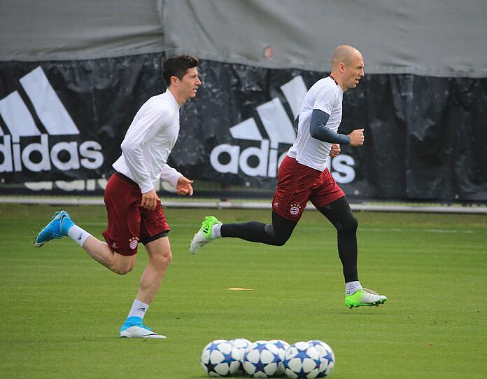 Arjen Robben und Robert Lewandowski sprinten über das Feld. Da war Lewy noch dabei.