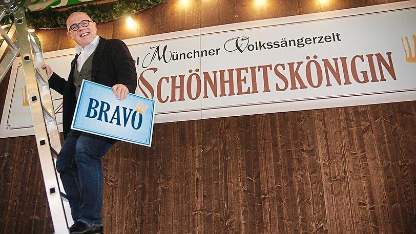 Jürgen Kirner auf der Bühne seiner Schönheitskönigin.