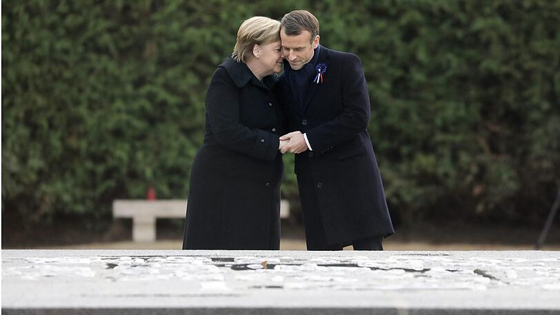 Kanzlerin Angela Merkel (CDU) und Frankreichs Präsident Emmanuel Macron innig verbunden. Am 11. November erinnern sie nahe der französischen Stadt Compiegne an das Ende des Ersten Weltkrieges vor 100 Jahren. Dort wurde am 11. November 1918 in einem umgebauten Speisewagen auf der Waldlichtung der Waffenstillstand unterschrieben.