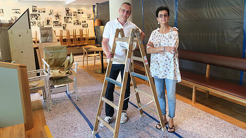 Inhaberin Birgit Neumann und Küchenchef Andreas Lübber im Resihuber &ndash; ein Wasserschaden hat viel kaputt gemacht.