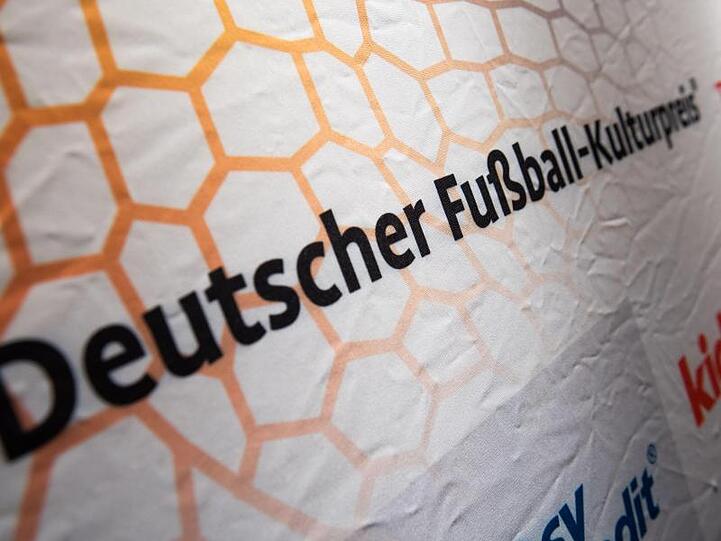Der Schriftzug "Deutscher Fußball-Kulturpreis" ist auf einem Banner zu sehen. Foto: Nicolas Armer/dpa/Archivbild