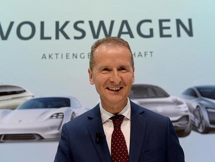 VW-Chef Herbert Diess sucht bei der IAA auch das Gespräch mit Anti-Auto-Aktivisten.