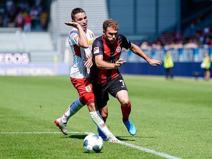Regensburgs Andreas Geipl und Wiesbadens Maximilian Dittgen (l-r.) im Zweikampf um den Ball. Foto: Uwe Anspach