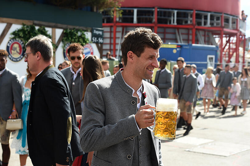 Große Lust zu reden hatte Thomas Müller beim Wiesn-Besuch am Sonntag nicht.