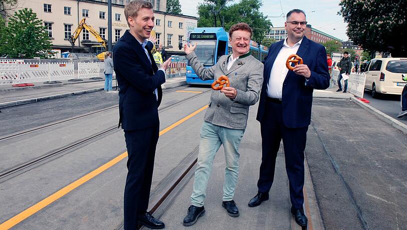 v.l.: Zweiter Oberbürgermeister Dominik Krause (Grüne), Museums-Chef Wolfgang Heckl, und MVG-Chef Ingo Wortmann bei der Wiedereröffnung der Strecke der Tram 17 über die Ludwigsbrücke. v.l.: Zweiter Oberbürgermeister Dominik Krause (Grüne), Museums-Chef Wolfgang Heckl, und MVG-Chef Ingo Wortmann bei der Wiedereröffnung der Strecke der Tram 17 über die Ludwigsbrücke.