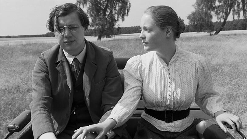 Leonie Benesch mit Christian Friedel in Michael Hanekes Film „Das weisse Band - Eine deutsche Kindergeschichte“. Leonie Benesch mit Christian Friedel in Michael Hanekes Film „Das weisse Band - Eine deutsche Kindergeschichte“.