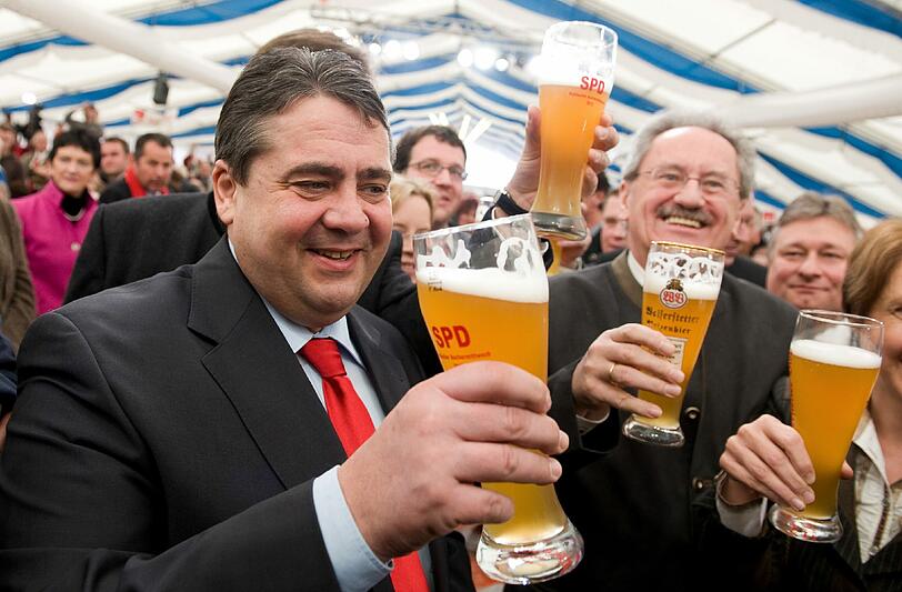 Bier und Politik - eine wundervolle Symbiose, zumindest am Aschermittwoch: Sehen Sie hier die Bilder des deftigen Polit-Klamauks mit OB Ude, Horst Seehofer, Claudia Roth und Co....