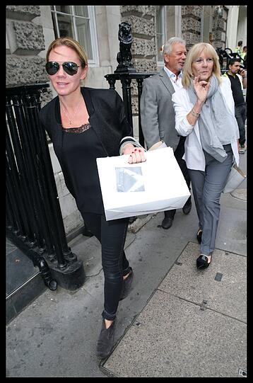 Victoria Beckham eröffnet ihre eigene Mode-Boutique in London. Mit dabei: ihre Eltern, Schwester und natürlich David Beckham.