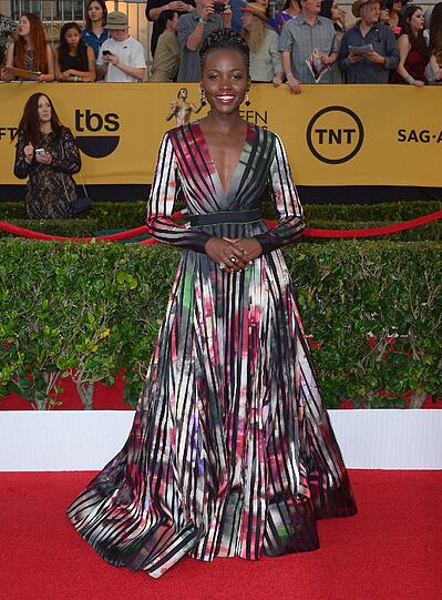 Da wird einem ja schwindelig, wenn man sich Lupita Nyong'o grün-weiß-schwarz-lilafarbenes Streifenkleid mit psychedelischer Wirkung anschaut.