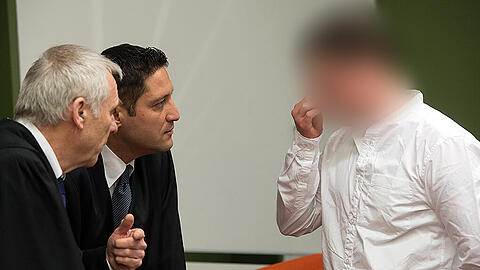 Der Angeklagte Ufuk C. (r.) mit seinen beiden Verteidigern am Donnerstag in München. Die Bilder vom Prozessbeginn: