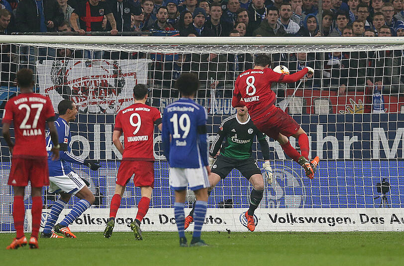 Und plötzlich schraubte er sich hoch: Javi Martinez trifft per Kopf zum 2:1 für den FC Bayern gegen Schalke 04.