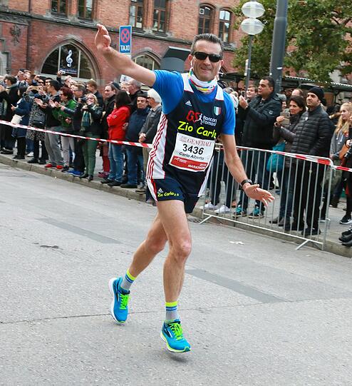 Sonnenschein und weiß-blauer Himmel: Beim München Marathon hatten die Teilnehmer perfekte Wetterbedingungen. Die Bilder zum Durchklicken.