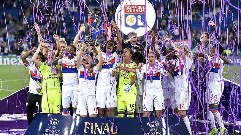 Die Mannschaft von Olympique Lyon jubelt nach dem Sieg.