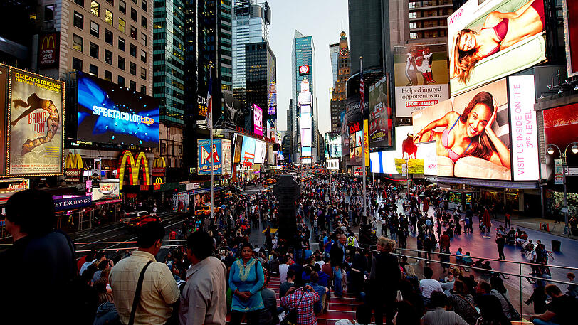 Menschen in New York am Times Square: Das Leistungsdefizit ist der US-Regierung unter Präsident Donald Trump ein Dorn im Auge.