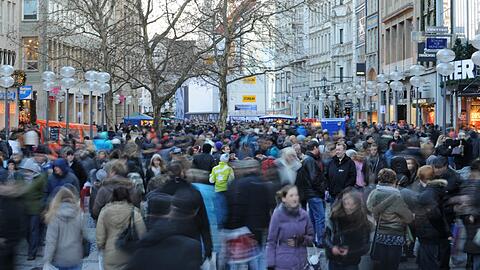 Auch die Kaufinger Straße wird sich in den kommenden Wochen mit Weihnachtseinkäufern füllen.