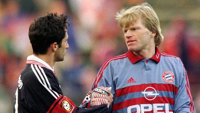 Heute an anderer Stelle Kollegen beim FC Bayern: Oliver Kahn (51, rechts) und Hasan Salihamidzic (43) am 20. März 1999 am Rande der Bundesliga-Begegnung gegen Werder Bremen (1:0).