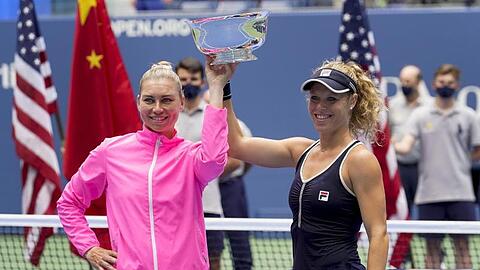 Werden auch bei den French Open im Doppel antreten: Laura Siegemund (r) und Vera Swonarewa feiern den Sieg in New York.