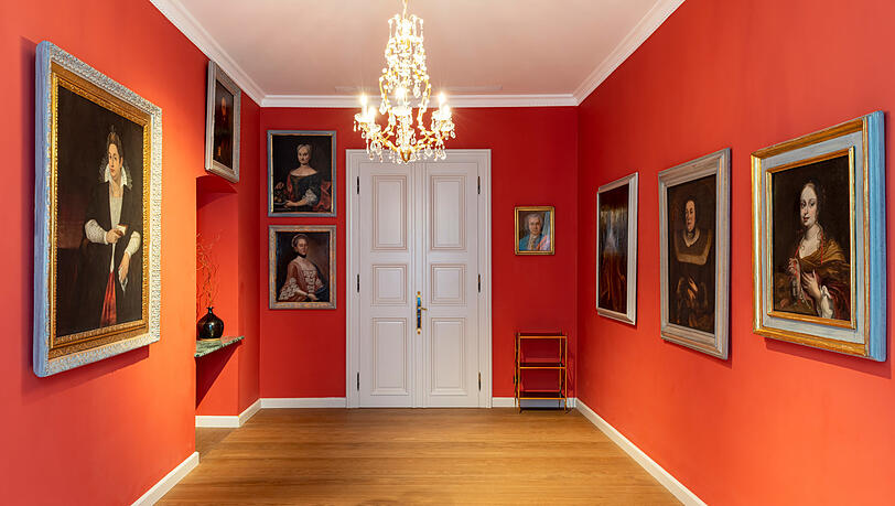 Der Portrait Salon besticht durch kräftiges Rot und alte Gemälde. Der Portrait Salon besticht durch kräftiges Rot und alte Gemälde.