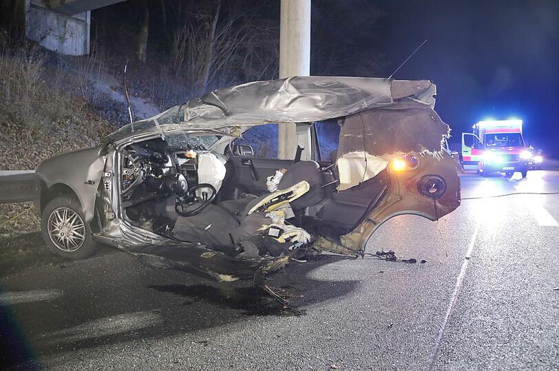 Bilder vom Unfallort in Altötting: Bei dem Crash wurde der Polo in zwei Teile gerissen, der Kleintransporter wurde schwer beschädigt.