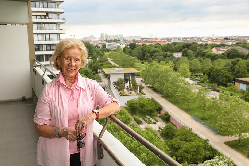 Vom Balkon aus schaut Barbara Schöne auf den Petuelpark.