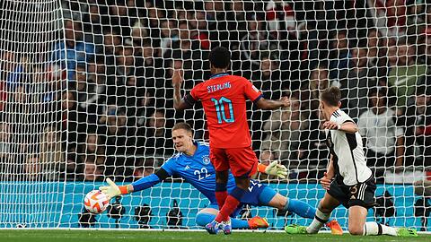 Torhüter Marc-Andre ter Stegen (l) verhindert ein Tor durch Raheem Sterling (M).