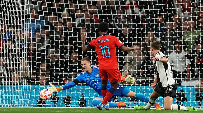 Torhüter Marc-Andre ter Stegen (l) verhindert ein Tor durch Raheem Sterling (M).