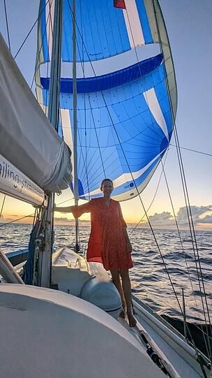 Alina Thum, unterwegs mit gehisstem Parasailor-Segel, das Boote angenehm dahingleiten lässt.