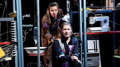 Die Schauspielerinnen Irene Rovan (hinten) und Lena Vogt.