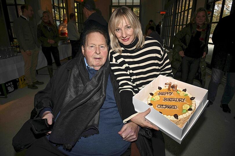 Eine Torte und viele Busserl: Geburtstagskind Ottfried Fischer mit seiner Frau Simone.