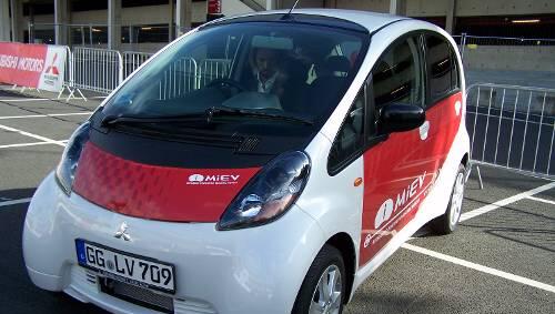 Platz für fünf Personen, gute Rundumsicht und einfache Bedienbarkeit: Der Mitsubishi i MiEV ist mit Lithium-Ionen-Akkus bestückt. Platz für fünf Personen, gute Rundumsicht und einfache Bedienbarkeit: Der Mitsubishi i MiEV ist mit Lithium-Ionen-Akkus bestückt.
