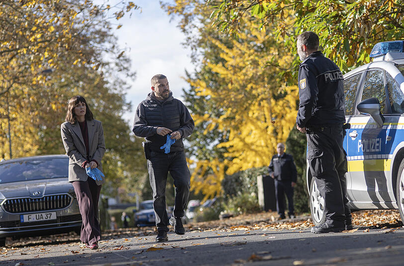 Maryam Azadi (Melika Foroutan) und Hamza Kulina (Edin Hasanovic) werden zu ihrem ersten gemeinsamen Tatort gerufen. Wobei der Tatort in ihrem Jobprofil eher ein Fundort ist. Die beiden Frankfurter Ermittler beschäftigen sich mit Altfällen.