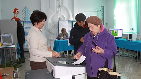 Stimmabgabe an einer elektronischen Urne.