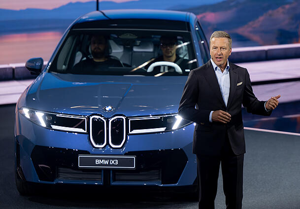 Oliver Zipse, Vorstandschef BMW, präsentiert den BMW iX3 bei der Weltpremiere vor Beginn der Internationalen Automobil-Ausstellung (IAA Mobility) als erstes Modell der Neuen Klasse von BMW. Oliver Zipse, Vorstandschef BMW, präsentiert den BMW iX3 bei der Weltpremiere vor Beginn der Internationalen Automobil-Ausstellung (IAA Mobility) als erstes Modell der Neuen Klasse von BMW.