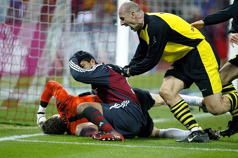 "Aua, das tat weh" - als würde Elber ahnen, welche Schmerzen sein Knie soeben bei Jens Lehmann hervorgerufen haben muss, greift er sich instinktiv an den Kopf.