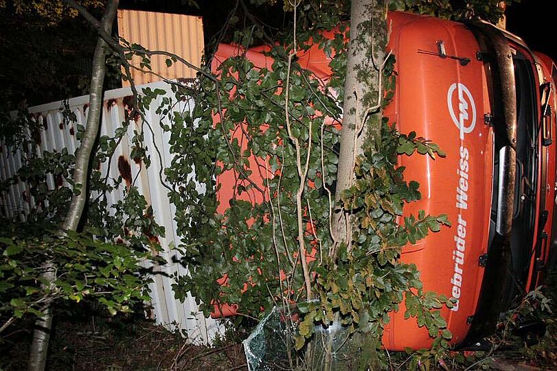 Warum ein aus München kommender Lkw am Montagabend auf der B12 nach rechts umkippt und seinen Fahrer einklemmt, ist nicht bekannt. Der Mann wird in ein Krankenhaus gebracht.