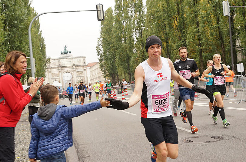 Die Läufer und Läuferinnen des 30. München Marathon am 11.20.2015