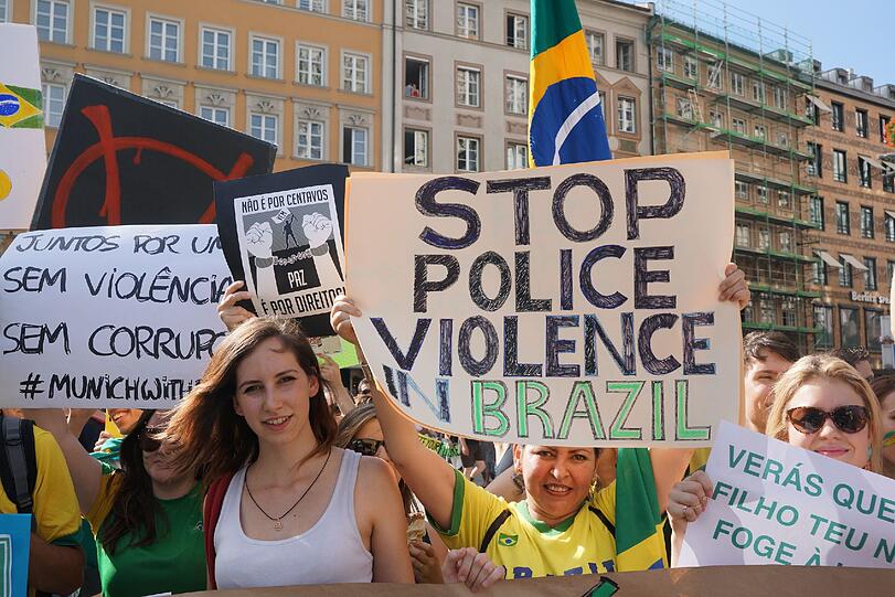 Mehrere Hundert Brasilianer und Brasilianerinnen haben am Marienplatz gegen Zustände in Brasilien demonstriert.