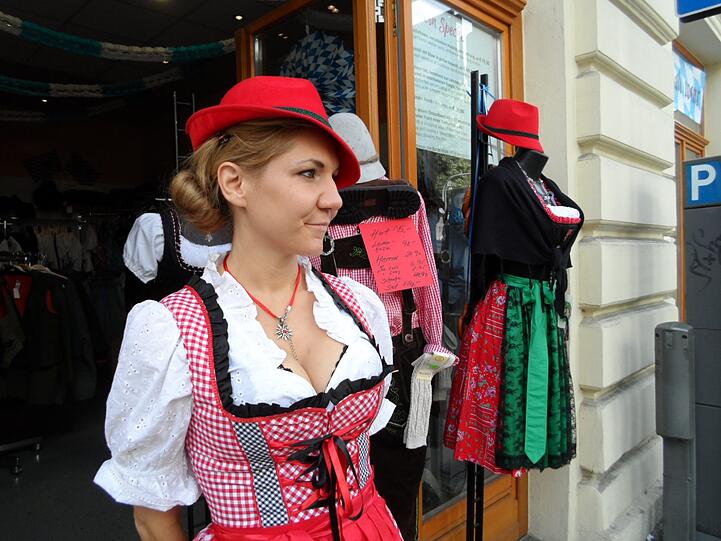 Verkäuferin mit Hut...