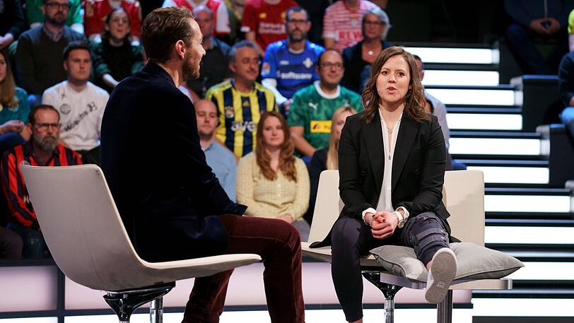Bein hoch! Deutschlands aktuell beste Skirennläuferin Viktoria Rebensburg (hier im ZDF-Sportstudio) ist ein gefragter Gesprächspartner.