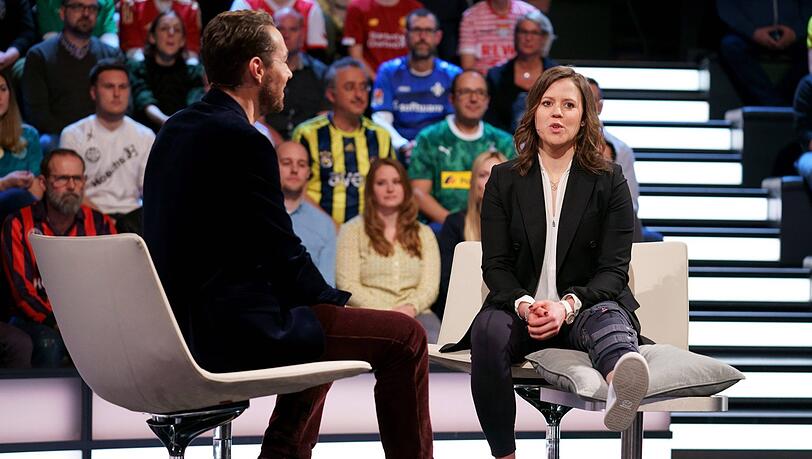 Bein hoch! Deutschlands aktuell beste Skirennläuferin Viktoria Rebensburg (hier im ZDF-Sportstudio) ist ein gefragter Gesprächspartner. Bein hoch! Deutschlands aktuell beste Skirennläuferin Viktoria Rebensburg (hier im ZDF-Sportstudio) ist ein gefragter Gesprächspartner.