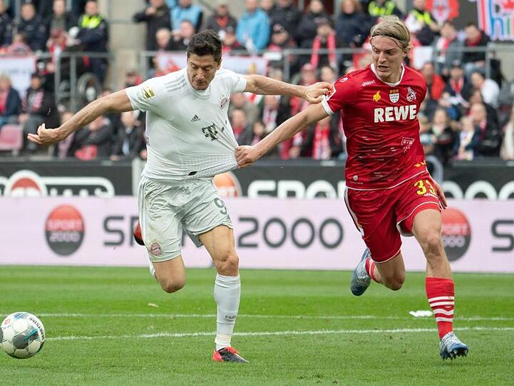 Sebastiaan Bornauw (r) und Robert Lewandowski kämpfen um den Ball. Foto: Federico Gambarini/dpa