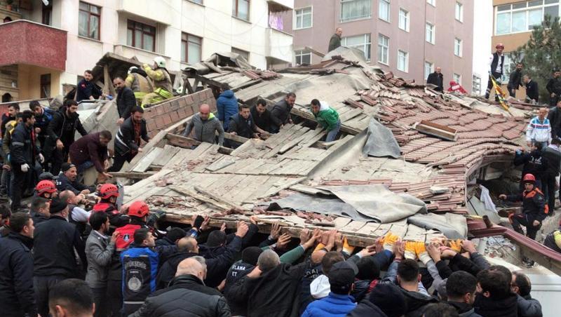 Rettungskräfte suchen in den Trümmern des siebenstöckigen Gebäudes nach Überlebenden. Zwölf der Verschütteten konnten gerettet werden. Rettungskräfte suchen in den Trümmern des siebenstöckigen Gebäudes nach Überlebenden. Zwölf der Verschütteten konnten gerettet werden.
