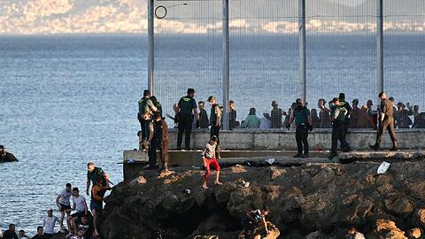 Mindestens 3000 Migranten sollen die spanische Nordafrika-Exklave erreicht haben.