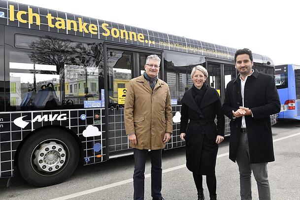Veit Bodenschatz (v.l.), Katrin Habenschaden und Laurin Hahn, CEO von Sono Motors, vor dem Solarbus. Veit Bodenschatz (v.l.), Katrin Habenschaden und Laurin Hahn, CEO von Sono Motors, vor dem Solarbus.